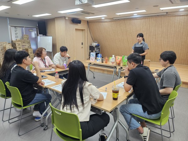 후원물품을 논의하고 있는 사진