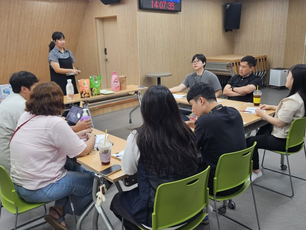후원배부회의를 진행하고 있는 사진