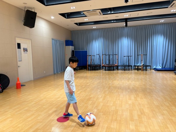 굴러오는 공을 발로 잡는 모습