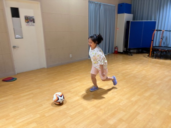 공을 드리블하며 달리는 모습