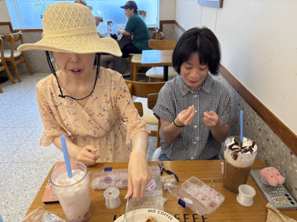 카페에서 비즈만들기를 하는 모습