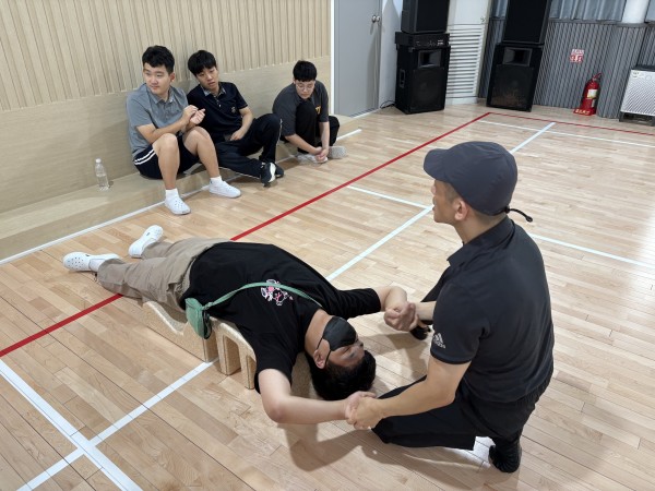 도구를 활용하여 자세교정을 진행하는 모습