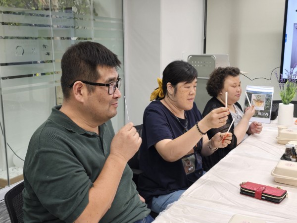 시향지로 향을 맡아보는 모습