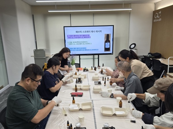 패브릭 스프레이 만드는 모습