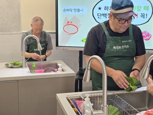깻잎을 흐르는 물에 닦는 모습