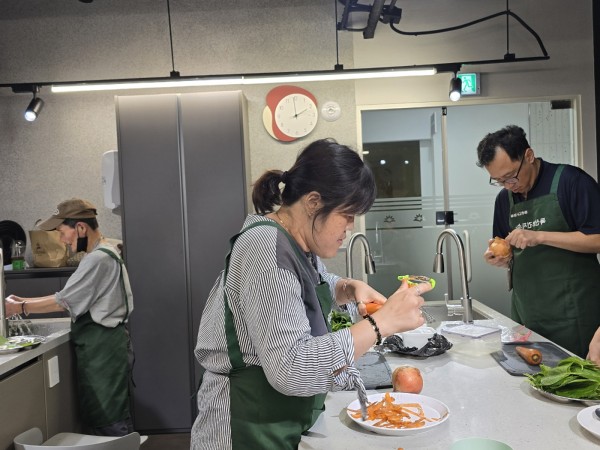 깻잎김치 재료 준비하는 모습