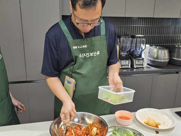 완성된 깻잎김치 양념장을 넣는 모습