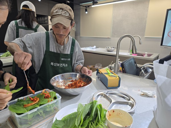 깻잎김치를 만드는 모습