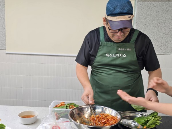 깻잎김치 양념장을 섞는 모습
