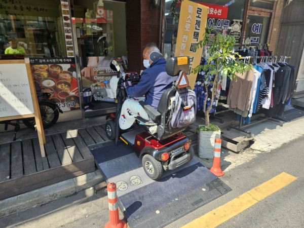 상점에 설치 된 편의시설을 모니터링하는 모습4