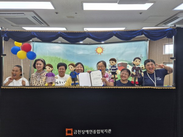 특별상 표창과 함께 찍은 단체사진