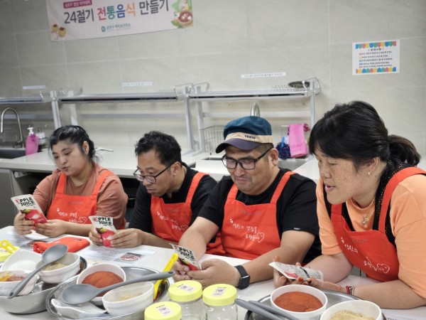 고추장 만들기 재료인 사과즙의 성분표를 보는 모습