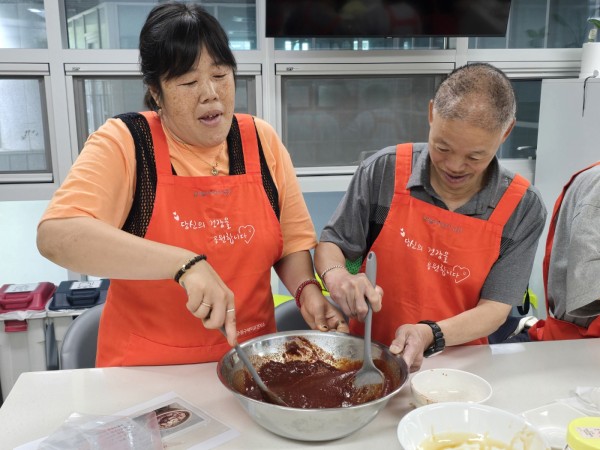 고추장 만들기를 위해 섞는 모습
