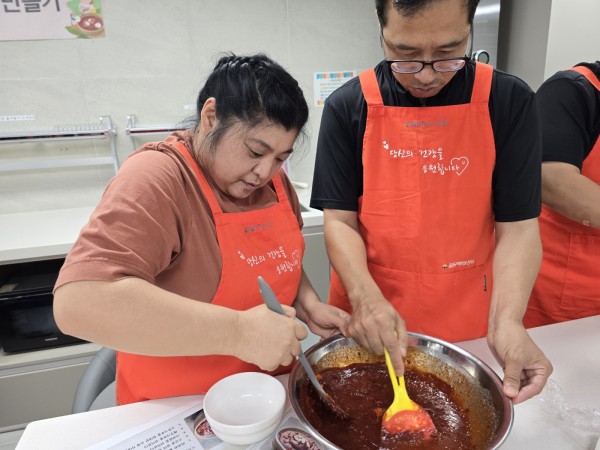 2인 1조로 고추장 만드는 모습