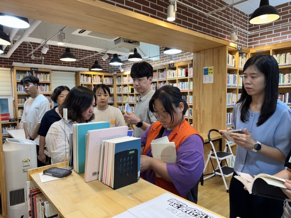 쉬운도서관을 살펴보는 모습