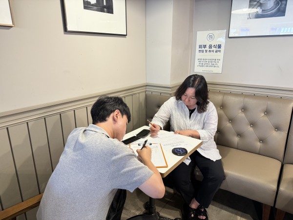 활동마무리 후 일지 작성하는 모습