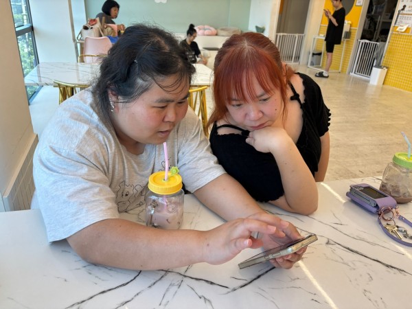 소이님의 핸드폰을 함께 보면서 대화하는 두 사람