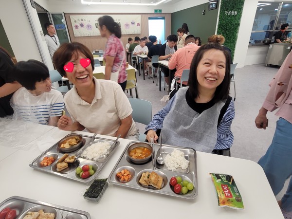 맛있는 음식을 보며 환하게 웃어요