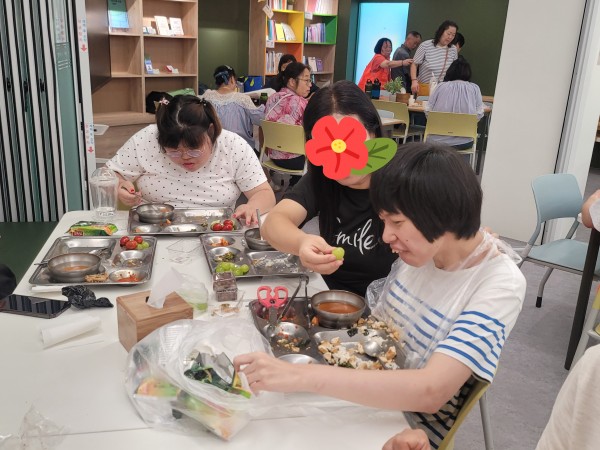 맛있는 과일을 권해 주고 있어요