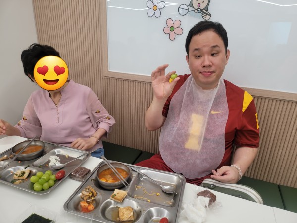 포도가 맜있는가 봐요  귀여운 표정