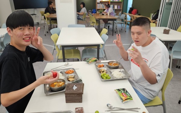 행복한 표정으로 찰칵