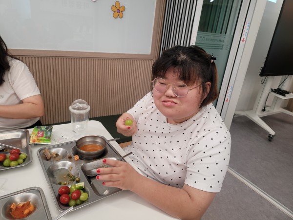 식후 과일은 더 맛나요