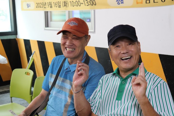 환하게 웃고있는 이용인의 모습