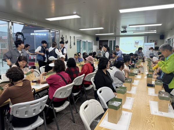 멜론고추장을 열심히 만들고 있는 활동지원사 사진