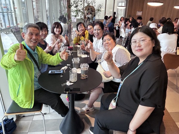 활동지원사가 카페에서 음료를 마시며 이야기하는 사진