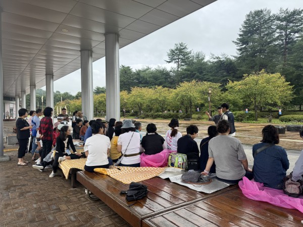 백제문화단지 내 조별 레크레이션을 하는 사진
