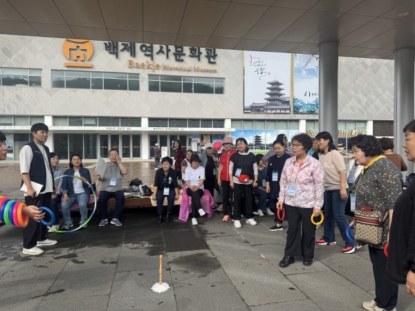 백제문화단지 내 조별 레크레이션으로 고리링을 던지고 있는 사진