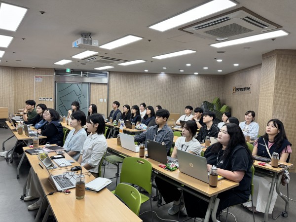 교육을 열심히 듣는 모습