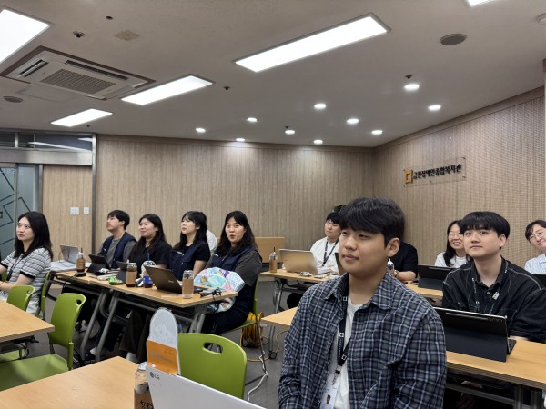 집중해서 교육 듣는 모습