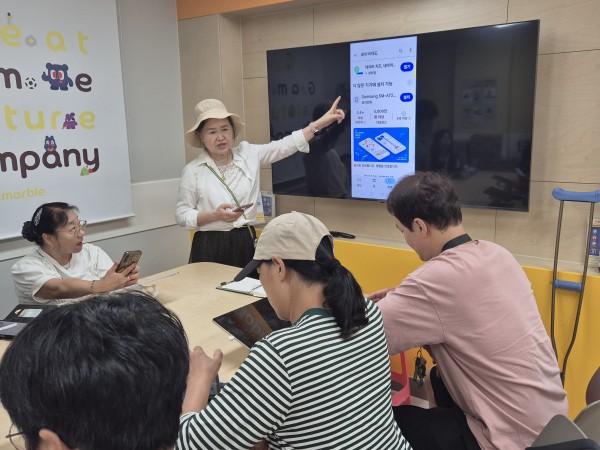 지도 어플을 설명하는 모습