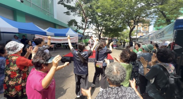 축제를 즐기는 모습