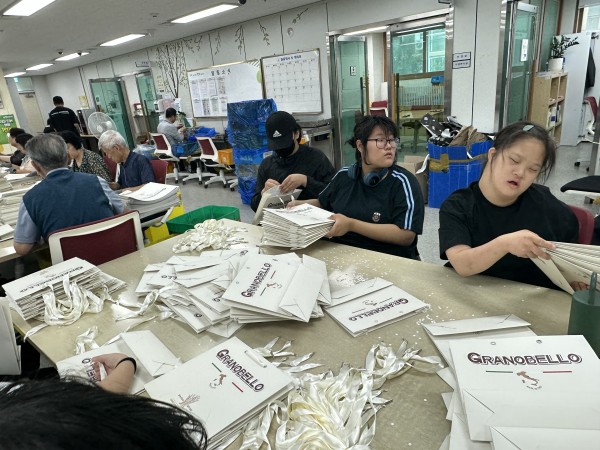 작업물에 대한 설명을 한번 더 듣고 수행해보는 모습