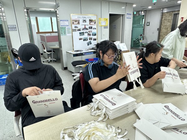 옆 친구와 작업물을 나눠서 같이 수행하고 있는 모습