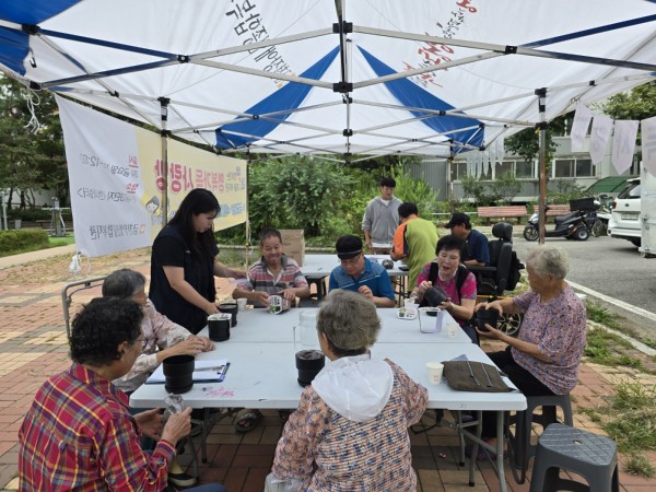 강낭콩 키우기 화분 구경하는 모습