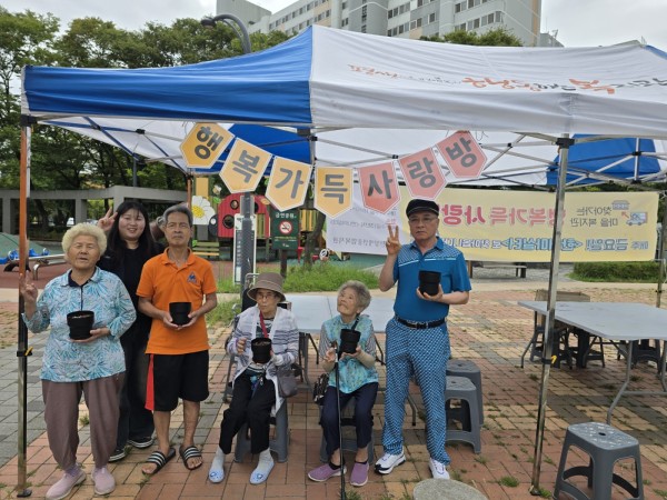 완성된 강낭콩 키우기 화분과 찍은 단체 사진