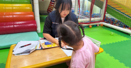 치료사가 아이와 함께 평가를 진행하고 있는 모습
