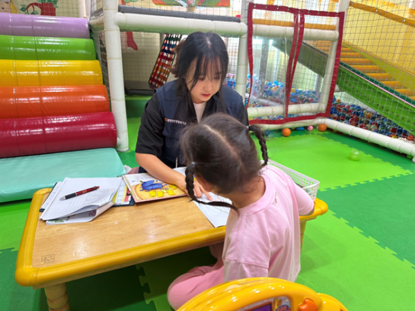 치료사가 아이와 함께 평가를 진행하고 있는 모습