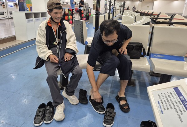 볼링화로 갈아시는 모습