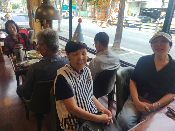 식사를 하기 전 생일에 대한 대화를 나누는 모습
