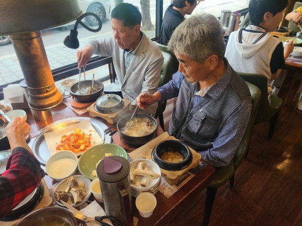 식사를 하고있는 이용인