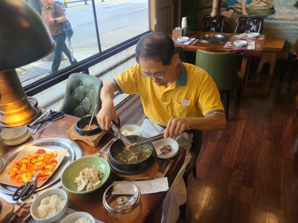 갈비를 자르고 있는 이용인