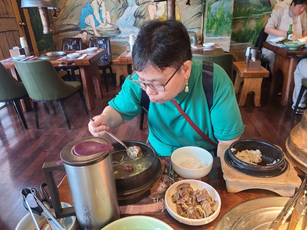 맛있게 식사를 하고 있는 이용인