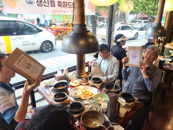 다같이 선물을 들고 사진을 찍는 이용인의 모습