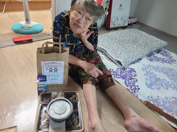 가정에 방문하여 생일을 축하하는모습