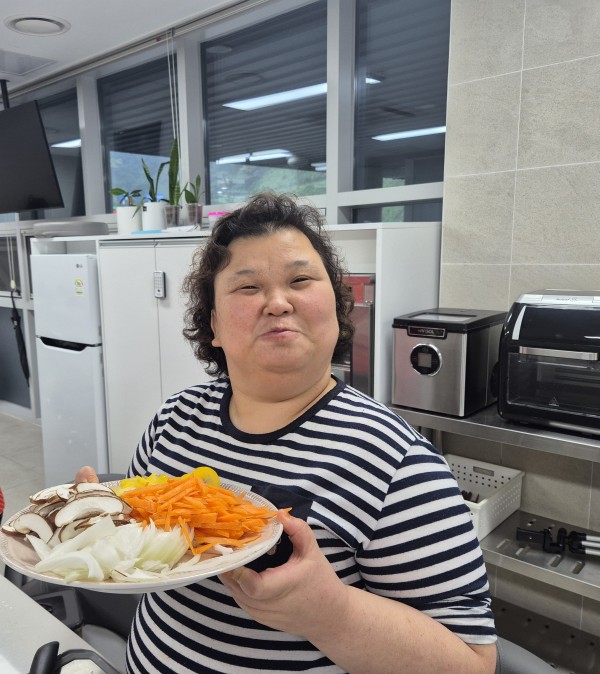 손질된 잡채 재료를 접시에 담고 찍은 사진