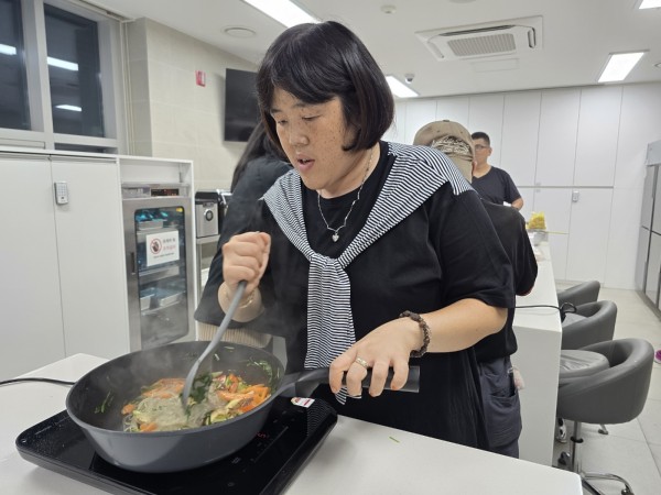 잡채 재료 볶는 모습
